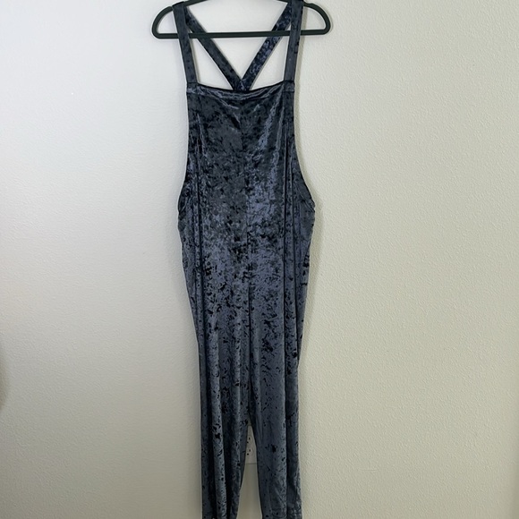 Urban Outfitters Velvet Velour Crop Overall Jumpsuit – Navy Blue – Size Large - Picture 3 of 7